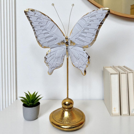 Стилна декоративна статуетка на бяла пеперуда със златни акценти на крилете.