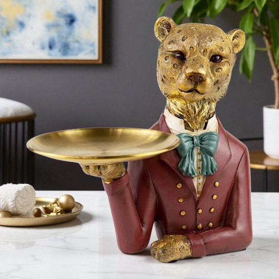 Елегантна статуетка на гепард в червен костюм, държащ златна табла