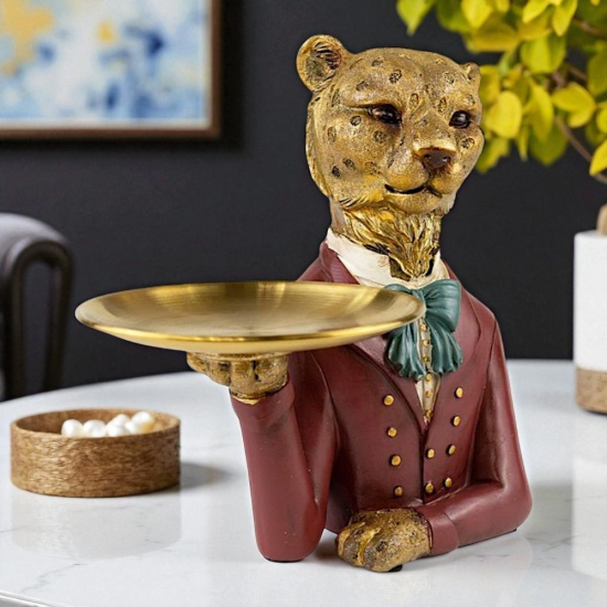 Елегантна статуетка на гепард в червен костюм, държащ златна табла