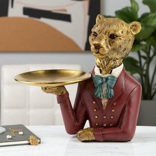 Елегантна статуетка на гепард в червен костюм, държащ златна табла