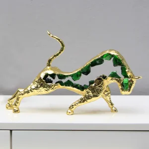 Луксозна статуетка на златен бик с кристали