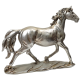 сребриста статуетка на кон в движение с повдигнат преден крак върху релефна основа