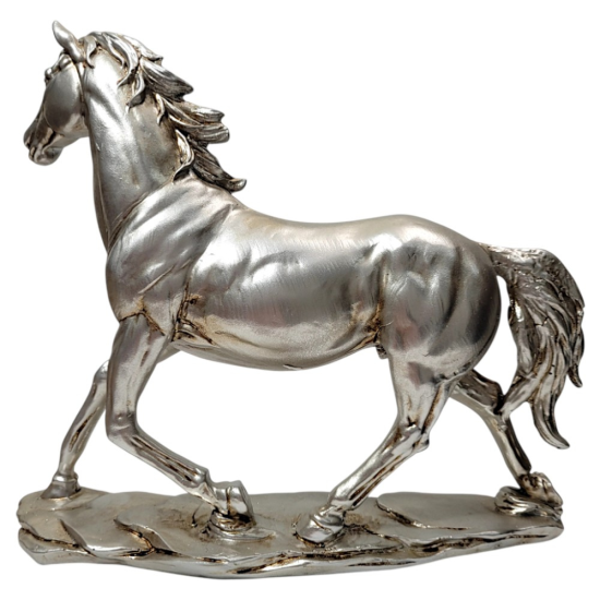 сребриста статуетка на кон в движение с повдигнат преден крак върху релефна основа
