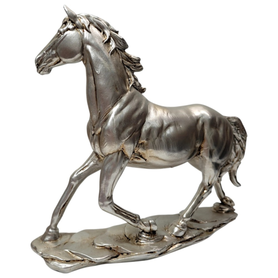 сребриста статуетка на кон в движение с повдигнат преден крак върху релефна основа
