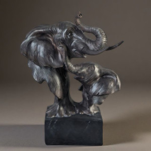 Статуетка слончета с вдигнати хоботи за късмет