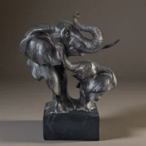 Статуетка слончета с вдигнати хоботи за късмет