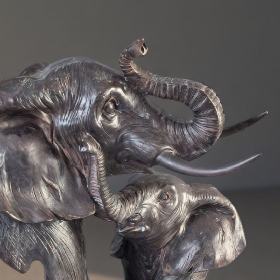 Тъмна статуетка слончета за късмет с вдигнати хоботи