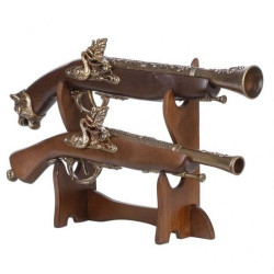 Антични пистолети на поставка