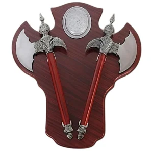 Декоративно пано за стена с две томахавки