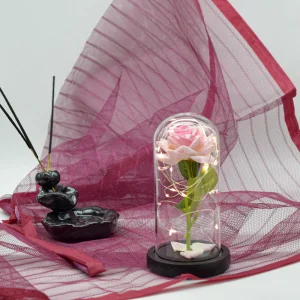 Вечна роза в стъкленица