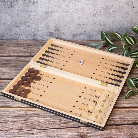 Отворен дървен комплект за шах с подредени фигури върху шахматна дъска