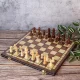 Отворен дървен комплект за шах с подредени фигури върху шахматна дъска