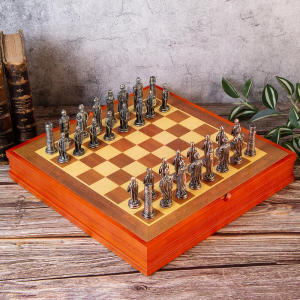 Дървен шах с метални фигури