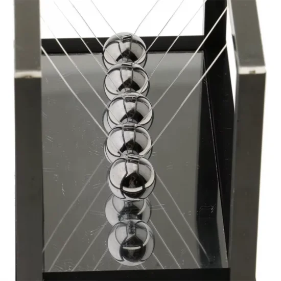 Класическа Люлка на Нютон с черна рамка и метални топчета