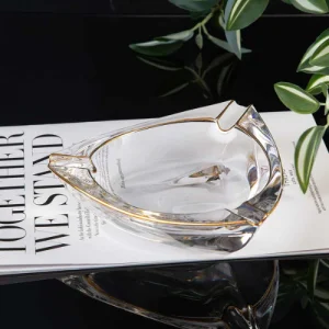 Стъклен пепелник със златен кант