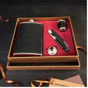 Луксозен комплект черна манерка с тирбушон и чаша