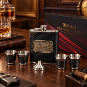 Подаръчен комплект манерка с четири чашки и фуния Jack Daniel's