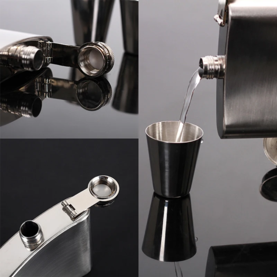 Сребриста метална манерка с гладка повърхност, комплектована с две шот чаши и фуния