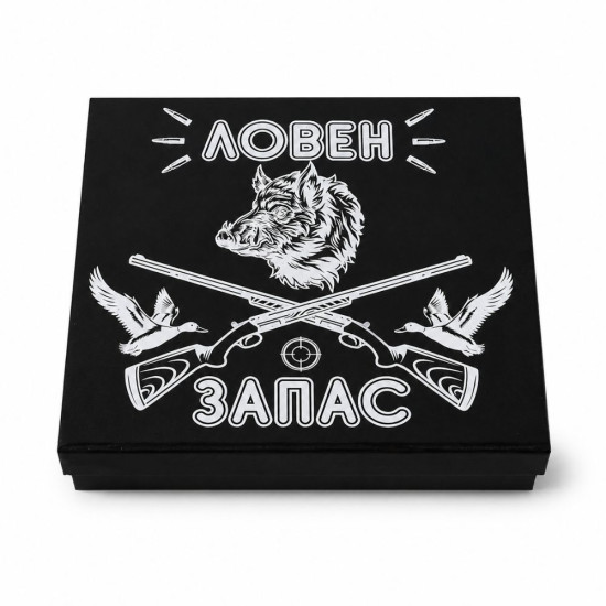 Черна кутия с ловни графики, съдържаща метална манерка, две чаши и фуния върху оранжева подплата.