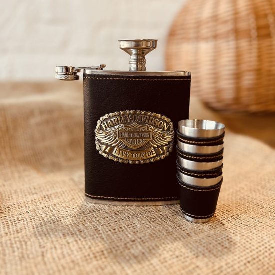 Изискан комплект за алкохол с джобно шише и чаши Harley Davidson на супер цена от Neostyle.bg