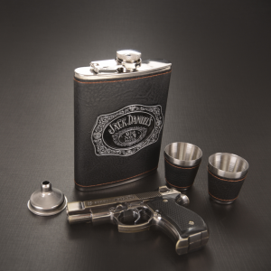 Изискан комплект за мъж с джобно шише и чаши Jack Daniels