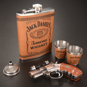 Стилен комплект за мъж с джобно шише и чаши Jack Daniels