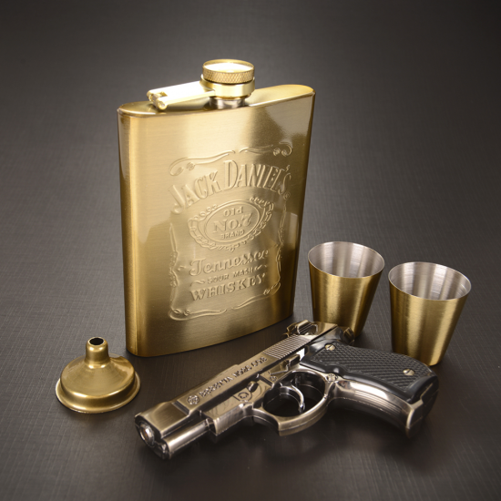 Подаръчен комплект за мъж с джобно шише и чаши Jack Daniels на супер цена от Neostyle.bg