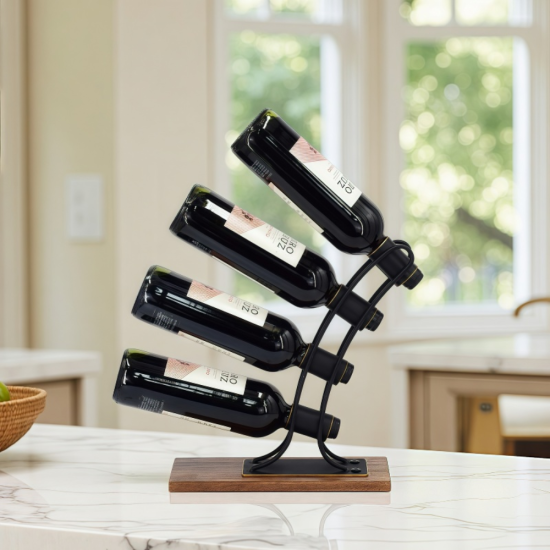 Вертикална метална стойка за вино с четири бутилки, поставена върху кухненски плот