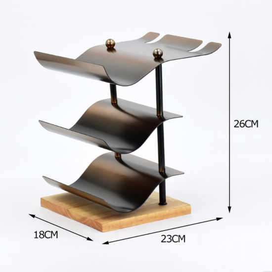 Вертикална стойка за вино от черен метал и дърво с три бутилки и две чаши на върха