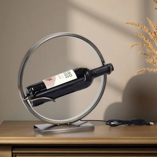 Кръгла метална поставка за вино с вградена LED лента, осветяваща бутилка червено вино в тъмна стая
