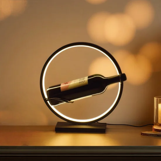 Кръгла метална поставка за вино с вградена LED лента, осветяваща бутилка червено вино в тъмна стая