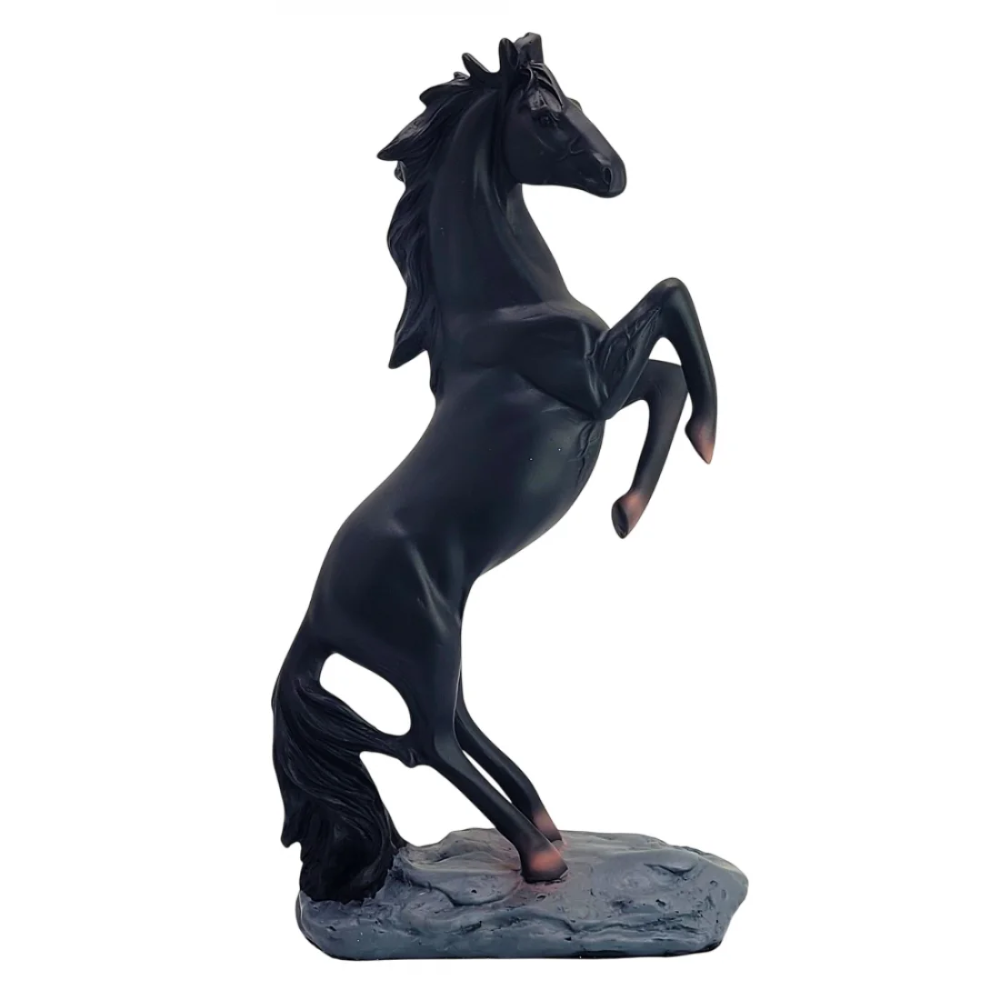 Черен жребец