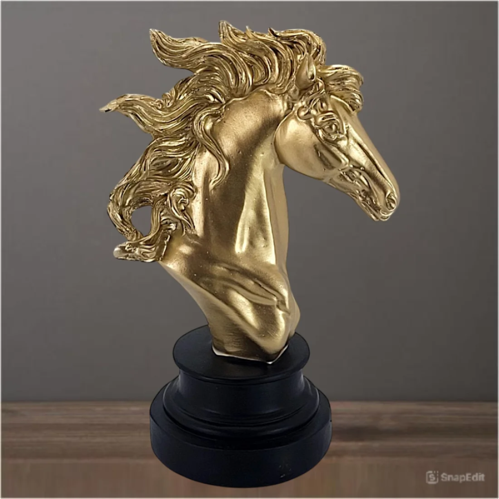 Златна статуетка глава на кон с развята грива